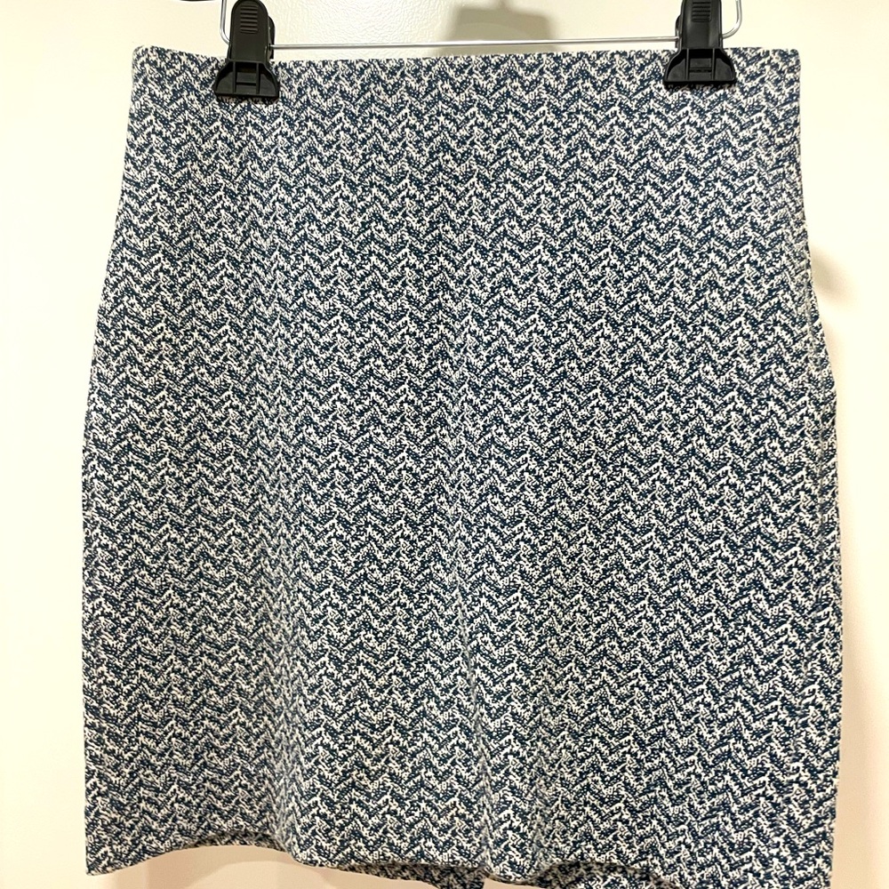 Loft size 6 pull on skirt